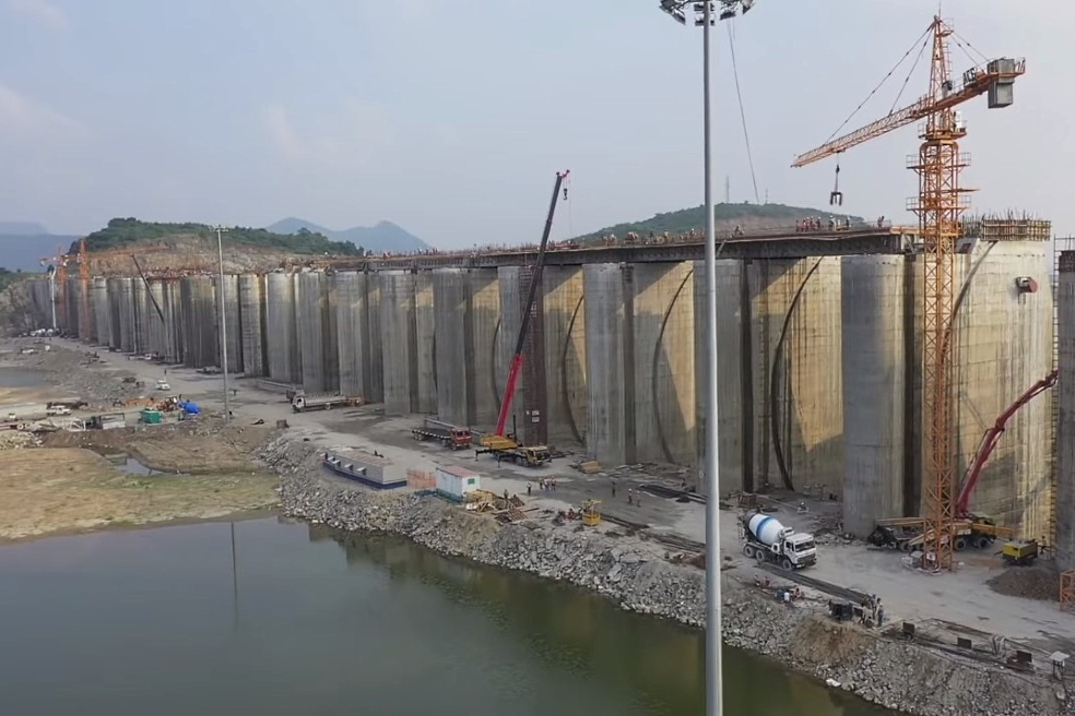При инженерном проектировании ГЭС уделяется внимание другим гидротехническим сооружениям