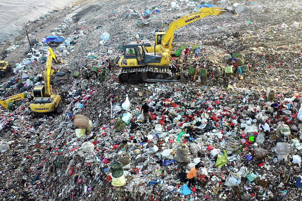 В строительстве мусороперерабатывающих заводов и других экологических проектах обычно участвуют правительственные агентства или другие официальные структуры принимающей страны, которая заинтересована в решении проблемы отходов и устойчивом развитии местной экономики