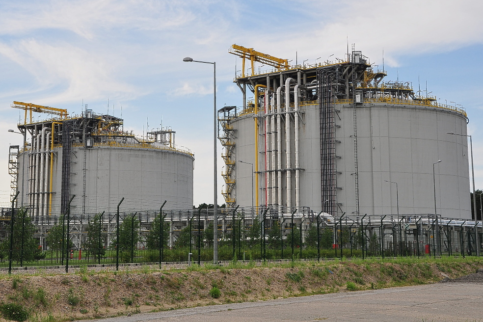 In the engineering design of LNG regasification terminals, it is most important to choose the right tank design