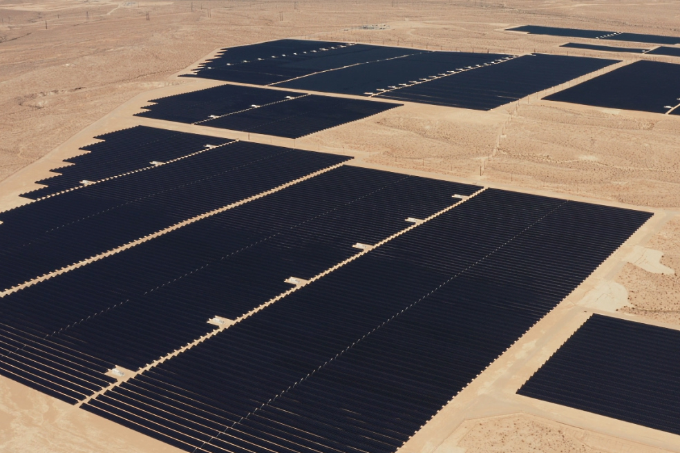 Construction cost of large solar power plants: economies of scale
